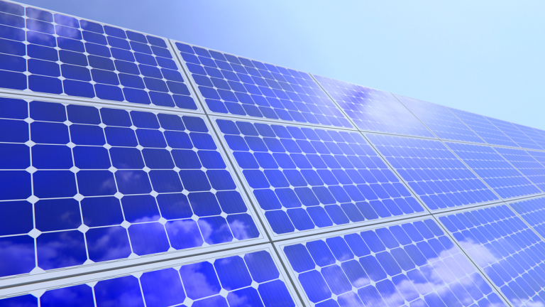Placas solares con Azúrea Energía