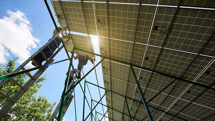 Ingenieros de Azúrea instalando paneles solares en Toledo